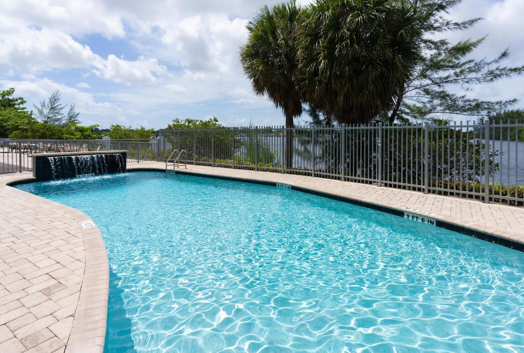 Cambria Miami Airport - Blue Lagoon 4* Miami Springs