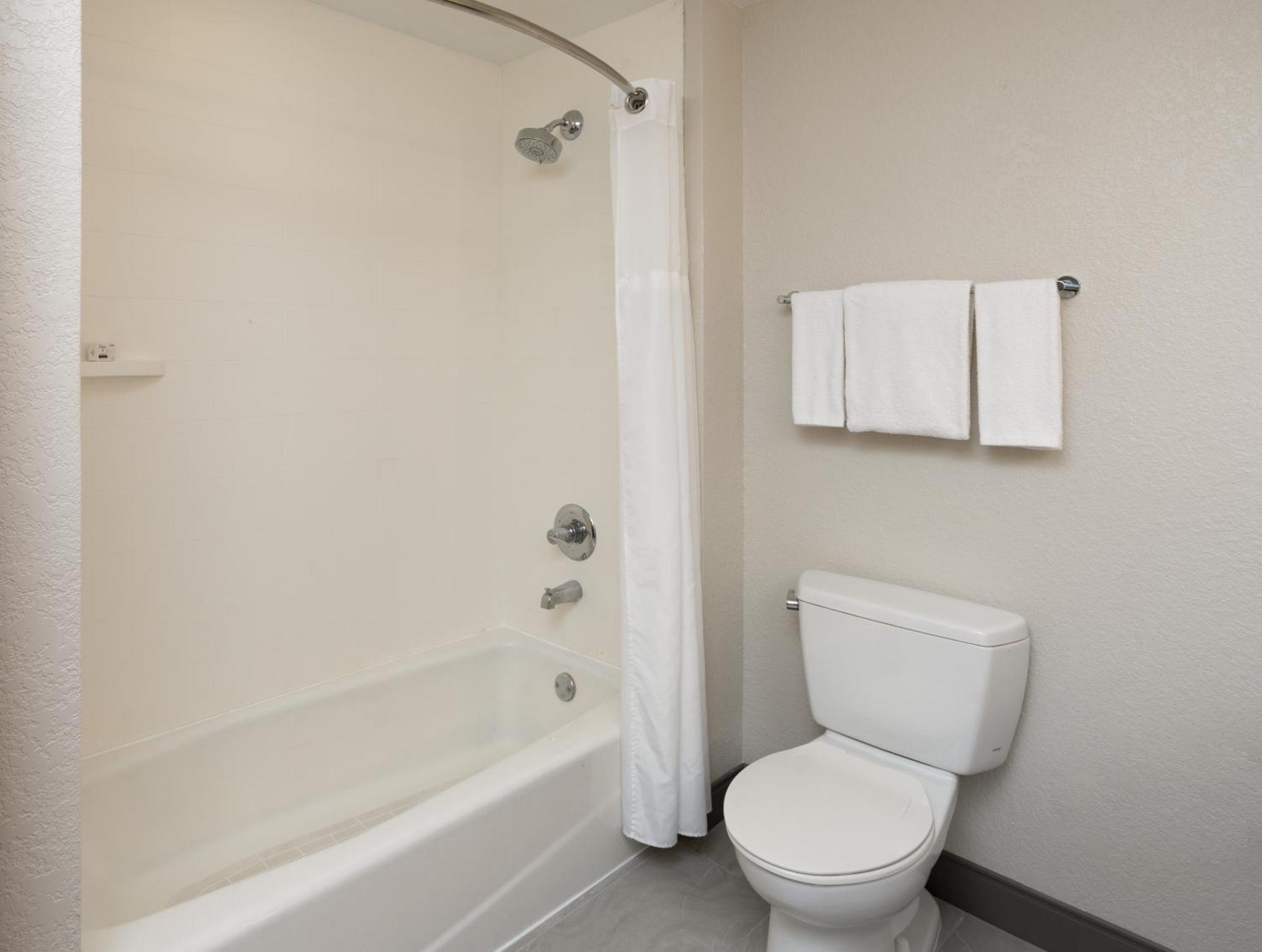Hotel Cambria Miami Airport - Blue Lagoon Miami Springs